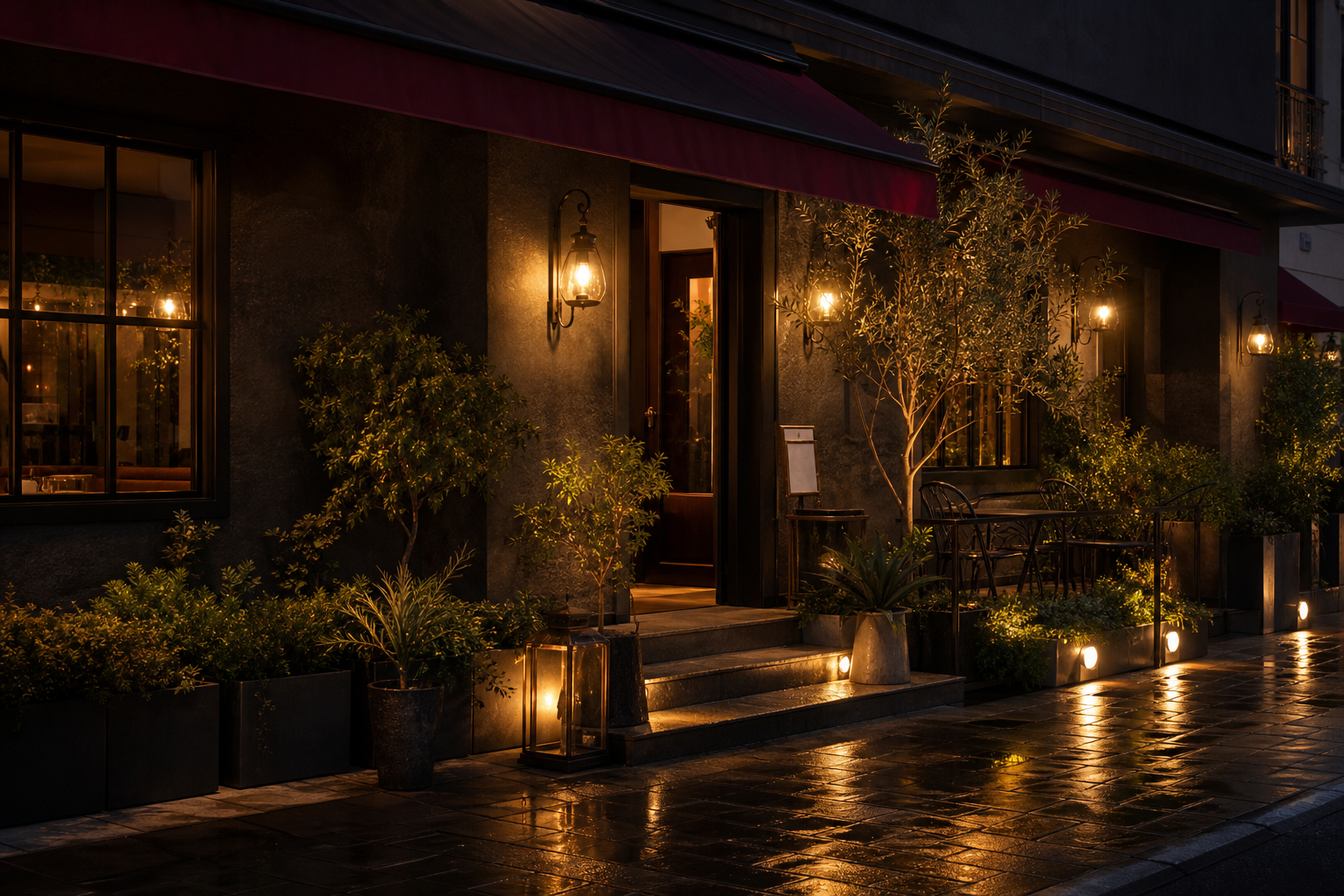夜に灯りがともるカフェテラスの外観